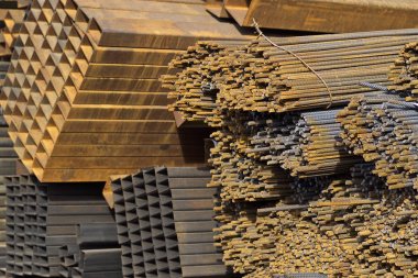 Metal profiller farklı türde metal ürünler depoda bulunan