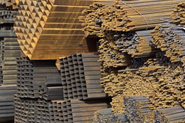 Metal profiller farklı türde metal ürünler depoda bulunan