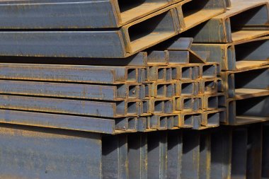 Metal profiller farklı türde metal ürünler depoda bulunan