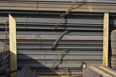 Metal profiller farklı türde metal ürünler depoda bulunan