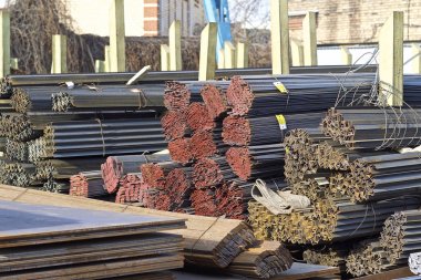 Metal profiller farklı türde metal ürünler depoda bulunan