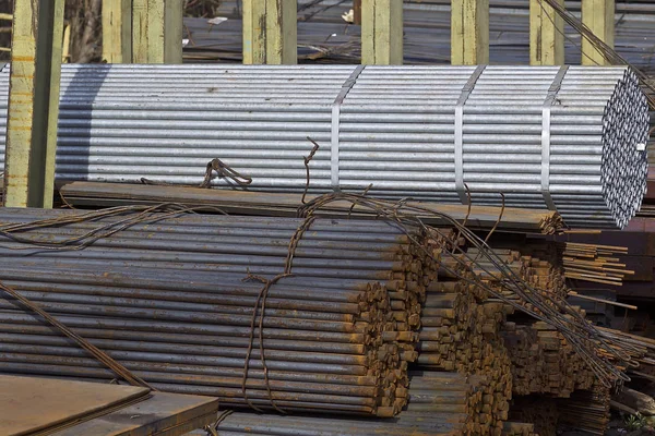 Metal profiller farklı türde metal ürünler depoda bulunan — Stok fotoğraf