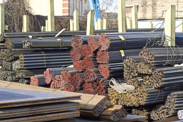 Metal profiller farklı türde metal ürünler depoda bulunan
