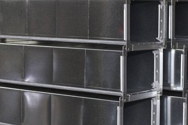 Çeşitli havalandırma sistemleri için galvanizli sacdan yapılmış elemanlar ve parçalar