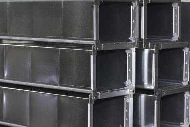 Çeşitli havalandırma sistemleri için galvanizli sacdan yapılmış elemanlar ve parçalar