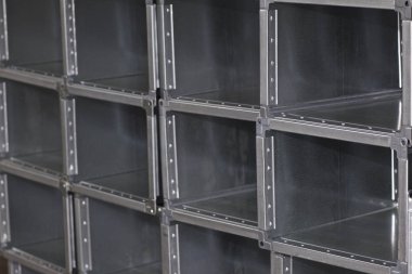 Çeşitli havalandırma sistemleri için galvanizli sacdan yapılmış elemanlar ve parçalar