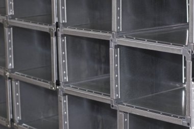 Çeşitli havalandırma sistemleri için galvanizli sacdan yapılmış elemanlar ve parçalar