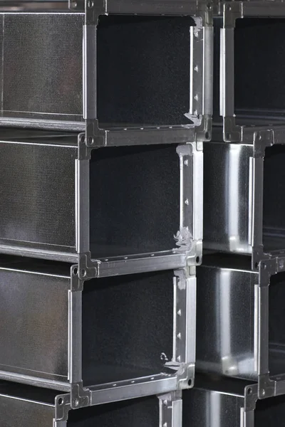 Çeşitli havalandırma sistemleri için galvanizli sacdan yapılmış elemanlar ve parçalar