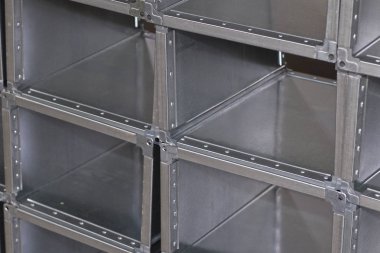 Çeşitli havalandırma sistemleri için galvanizli sacdan yapılmış elemanlar ve parçalar