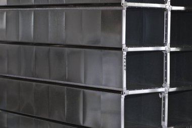 Çeşitli havalandırma sistemleri için galvanizli sacdan yapılmış elemanlar ve parçalar