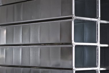 Çeşitli havalandırma sistemleri için galvanizli sacdan yapılmış elemanlar ve parçalar