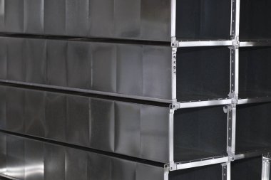 Çeşitli havalandırma sistemleri için galvanizli sacdan yapılmış elemanlar ve parçalar