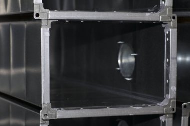 Çeşitli havalandırma sistemleri için galvanizli sacdan yapılmış elemanlar ve parçalar