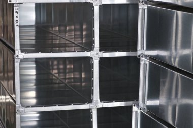 Çeşitli havalandırma sistemleri için galvanizli sacdan yapılmış elemanlar ve parçalar