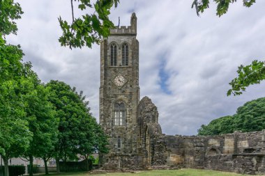 Kilwinning Abbey ve abbey üzerinde duran eski saat kulesi antik kalıntıları.