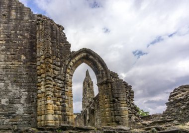 Eski Transept antik kalıntıları Kilwinning Abbey İskoçya'ya eski taş girişten arıyorsunuz.