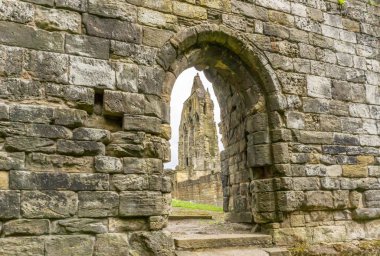 Eski Transept antik kalıntıları Kilwinning Abbey İskoçya'ya eski taş girişten arıyorsunuz.