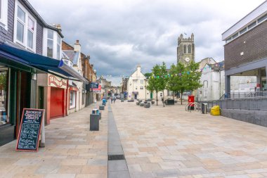 Irvine, İskoçya, İngiltere - 11 Haziran 2018: Lille'nin İskoçya'da Güney Batı 'ön satış' görülen birçok boş mağazaları ile son kemer sıkma tarafından vurmak için bir çok küçük İskoç kasaba Kilwinning kent merkezinin işaretleri.