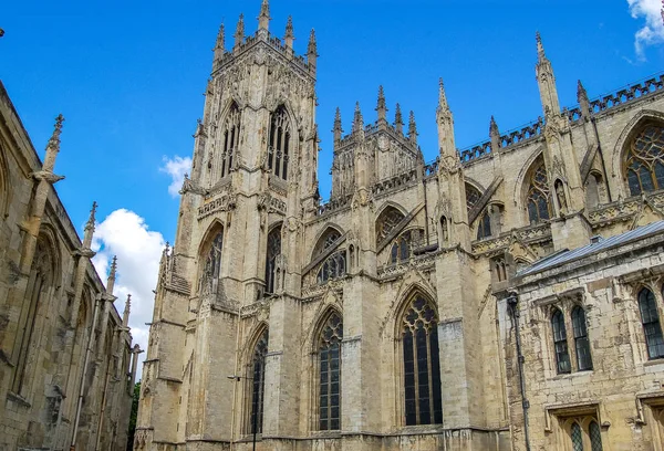 York Minster Abbey genel bir giriş içerir Abbey ve Minster dükkanı tarafındaki.