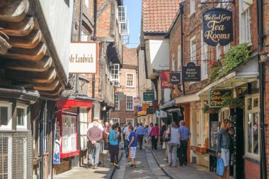 Karmakarışık, York, İngiltere - 05 Ağustos 2011: Tatil vericiler York karmakarışık pazarında alışveriş yaparken meşgul.