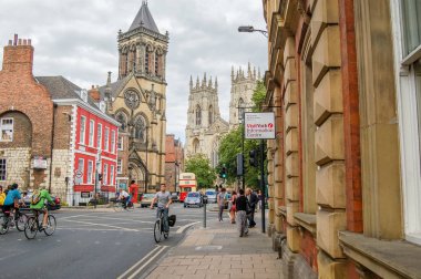 Duncolm yer, York, İngiltere - 05 Ağustos 2011: Tatilciler ve bisikletçiler onların iş içinde belgili tanımlık geçmiş abbey görkemli spiers ile meşgul York şehir merkezinde devam meşgul.