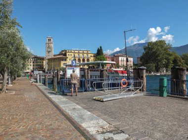 Riva Del Garda, İtalya - 10 Eylül 2014: Meşgul küçük liman yere yolculukları girip garda Gölü üzerinden Riva