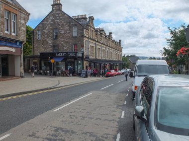 Pitlochry, İskoçya, İngiltere - 19 Ağustos 2013: İnsanlar ve Pitlochry İskoçya'da bir sessiz yaz öğleden sonra trafik.