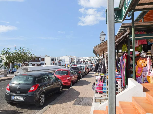 Lanzarote, İspanya - 13 Aralık 2013: insanlar olarak Aralık ayında güneş parlar hakkında Playa Blanca şehir merkezinde yürüyüş