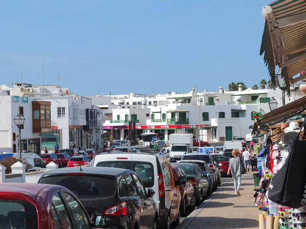 Lanzarote, İspanya - 13 Aralık 2013: insanlar olarak Aralık ayında güneş parlar hakkında Playa Blanca şehir merkezinde yürüyüş