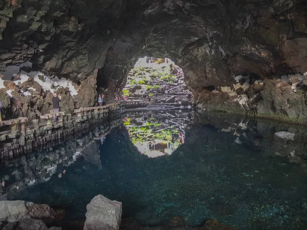 Lanzarote, İspanya - 12 Aralık 2013: Lanzarote volkanik lav dağlar büyülü yansımaları su ile içinde yapılan büyülü Manrique mağaralar.