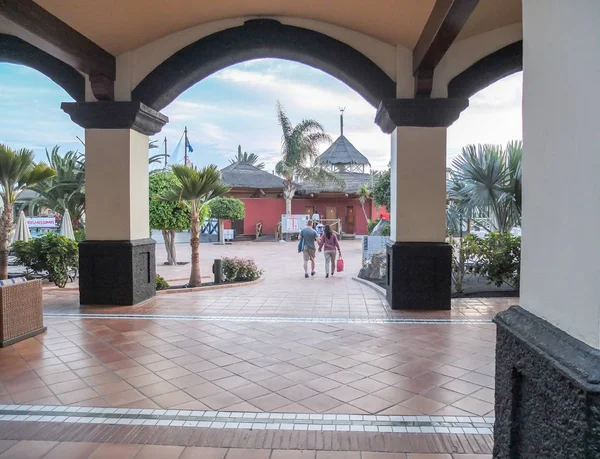 Lanzarote, İspanya - 09 Aralık 2013: Lanzarote onların ortak kullanım alanlarında tipik İspanyol otele genelinde Aralık ayında göz kulak.