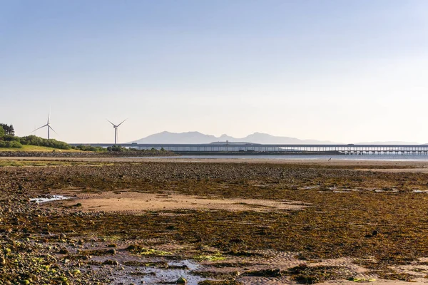 Fehér Öbölben Kilátással Hunterston Móló Két Óriás Windturbines Sziluettjét Ködös — Stock Fotó