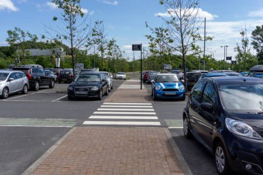 Her iki tarafta park etmiş arabalar ile belgili tanımlık mızmızlanmak üzerinden doğruca yaya bir geçit
