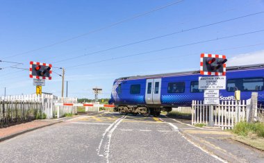Gailes, İskoçya, İngiltere - 06 Temmuz 2018: A Train eski demiryolu geçiş Gailes, İskoçya'nın batı kapısı.