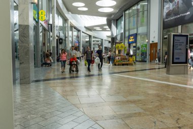 Silverburn, İskoçya, İngiltere - 06 Temmuz 2018: klimalı alışveriş merkezi Silverburn Scotlands hava çok sıcak bir büyü sırasında yararlanan insanlar.