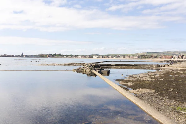 Guardando Oltre Saltcoats Seawall Oltre Ardrossan Nella Distanza Hazey — Foto Stock