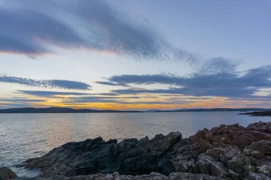 Küçük Cumbrae ve Millport altında kasvetli gökyüzü yaz aylarında Seamill Rocky kıyılarındaki