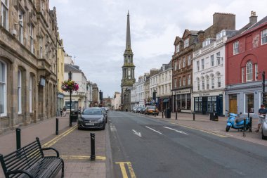 Ayr, İskoçya, İngiltere - 05 Ağustos 2018: aşağı eski Sandgate ayr Ayr Belediye Binası ve yeni köprü Ayr İskoçya'da antik spier isteyen.