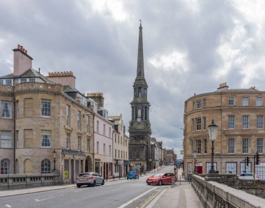 Ayr, İskoçya, İngiltere - 05 Ağustos 2018: Yeni köprü sokak eski Sandgate ve Ayr Belediye Binası için Ayr İskoçya ile birçok boş dükkan ve iş binaları.