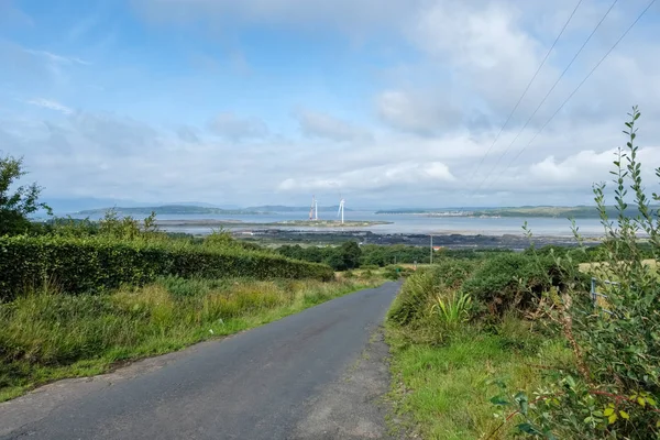 Tittar Över Landsväg Två Windturbines Hunterston Skottland Nedmonteras Dramatiska Skys — Stockfoto