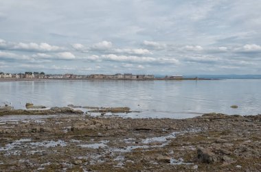 Bangalore şehri den kayalık bir seaweeded Bay bay genelinde Scotlands yaz sıcak bir bulutlu gün göz kulak Ardrossan.