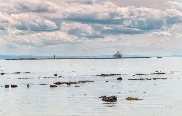 Pferdinsel Ardossan Mit Einem Großen Frachtschiff Das Aussieht Als Säße — Stockfoto