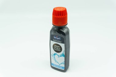 Largs, İskoçya, İngiltere - 14 Ağustos 2018: Durgol kahve makinesi temiz Dolce Gusto için geri dönüşümlü plastik şişede kahve makinesi,