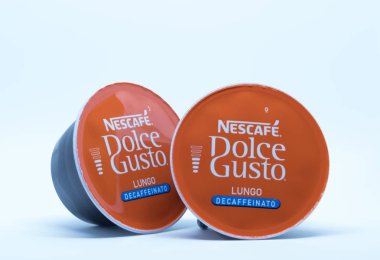 Largs, İskoçya, İngiltere - 14 Ağustos 2018: İki küçük yedekler Nescafe için ' Dolce Gusto kahve makineleri üzerinde beyaz bir backgropund. Hızlı becomong ev hazır caffe içecekler popüler. Beyaz bir arka plan karşı alınan.