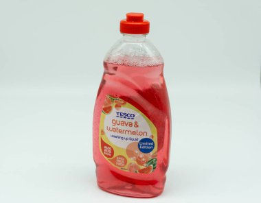 Largs, İskoçya, İngiltere - 14 Ağustos 2018: geri dönüşümlü plastik şişe sıvı yıkama Tesco