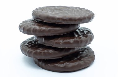 Beş çikolata zencefil ince bisküvi birbirinin üstüne baker Pudra ile beyaz bir arka plan ve görüntü düşmanı Kazıklı.