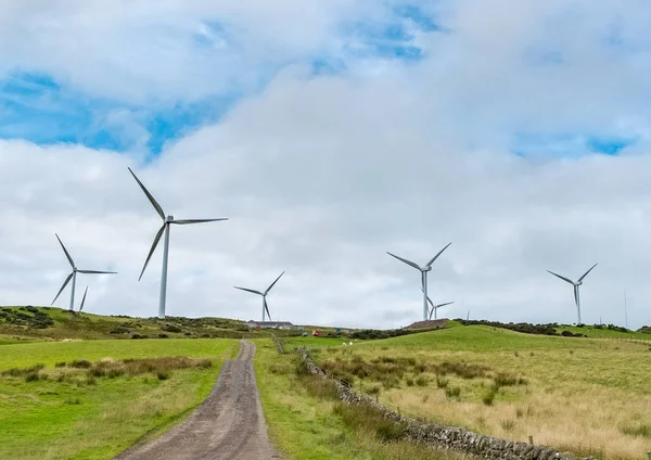 苏格兰北部艾尔郡 Ardrossan 以上的大规模 Windturbines — 图库照片