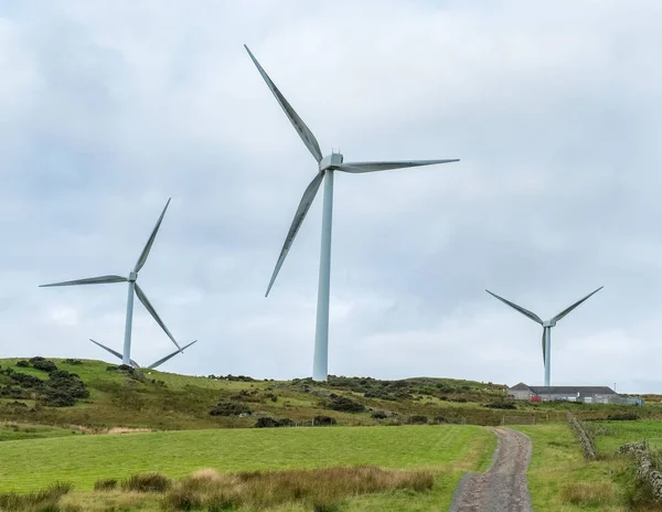 苏格兰北部艾尔郡 Ardrossan 以上的大规模 Windturbines — 图库照片