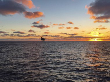 Kuzey Denizi üzerinde günbatımında çekilen bir IOL rigg görüntüsünü.