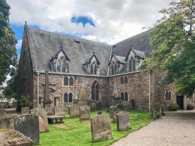 Ayr, İskoçya, İngiltere - 29 Ağustos 2018: Auld Kirk 16 yüzyıldan (1656) tarihleri ve ile onun eski mezarlık ayr güney Ayrshire'deki/daki oteller şehir merkezinde yer almaktadır.